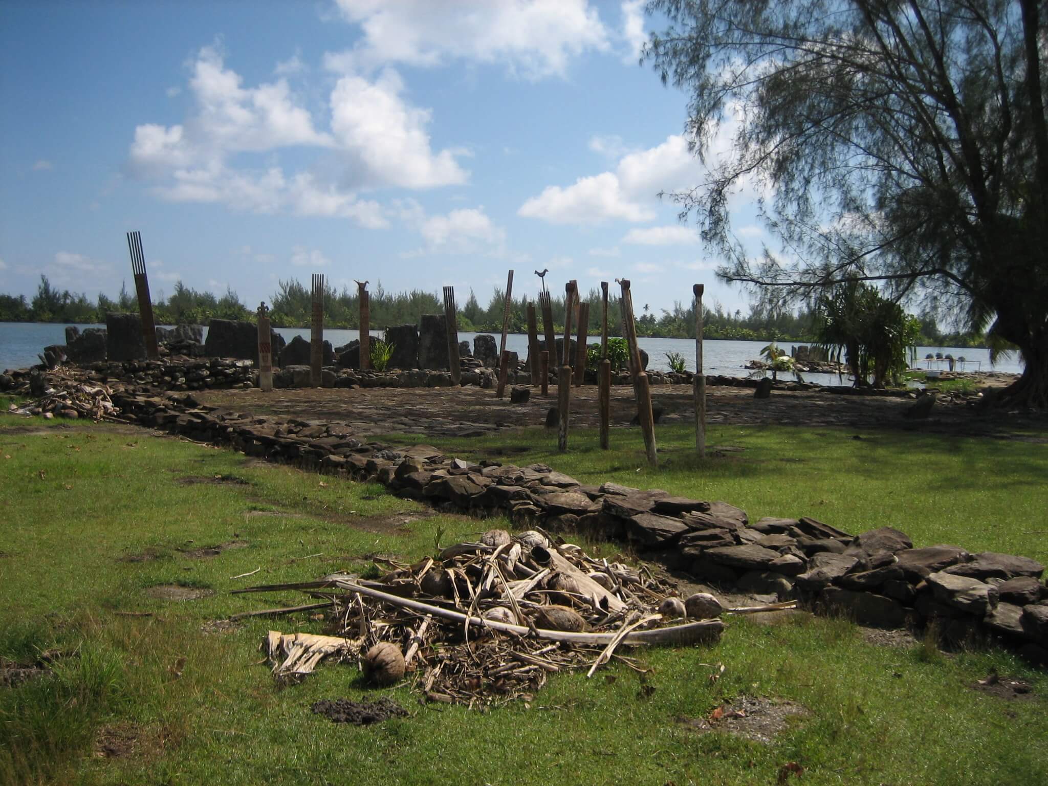 marae-a-maeva-ile-de-huahine.jpeg (338 KB)
