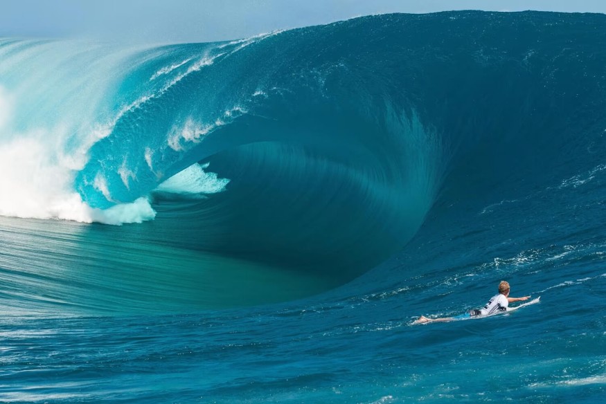 Accident XXL à Teahupo'o : Deux vertèbres brisées pour un surfeur de 56 ans, réanimé à l'eau | 23.6 Radio